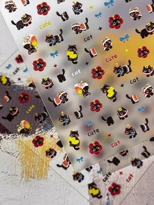 Détail de stickers à ongles 3D en relief avec chats noirs mignons et motifs floraux