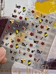 Détail de stickers à ongles chat mignon en relief avec cœurs et motifs floraux
