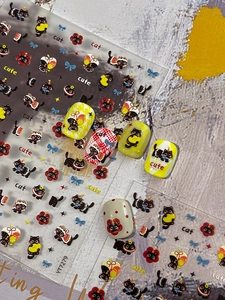 Vue détaillée d'autocollants gaufrés de chats noirs appliqués sur divers faux ongles d'art