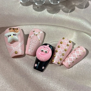 Kit nail art rose et noir avec nœuds 3D, personnages M&M et rivets dorés mats