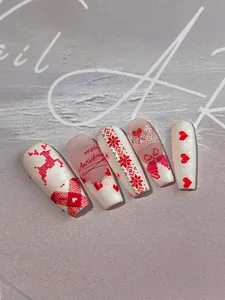 Stickers à ongles de Noël détaillés avec motifs de rennes, cœurs et flocons tricotés