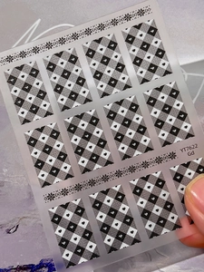 Détails de stickers pour ongles avec motif en damier noir et blanc et petits cœurs