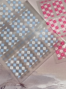 Détail macro de stickers ongles YT7621 avec motifs de cœurs en damier bleu et rouge