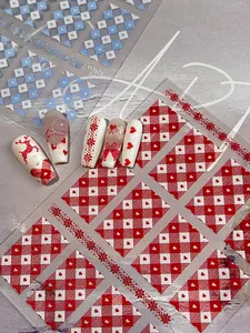 Détail de stickers 3D pour ongles de Noël avec motifs de cœur et de renne