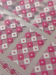 Détails de stickers d'ongles 3D en relief avec carreaux roses, cœurs et flocons rouges