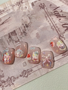 Detail von süßen Kaninchen und Erdbeeren handbemalte Nagelkunst mit rosa Glitzer