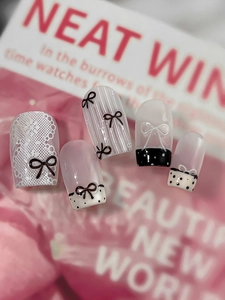 Détail macro de stickers ongles papillon faits main avec nœuds 3D et dentelle
