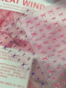 Détail macro d'autocollants 3D gaufrés pour ongles avec papillons rose et violet