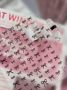 Vue détaillée d'autocollants pour ongles papillon noir avec motifs de dentelle blanche