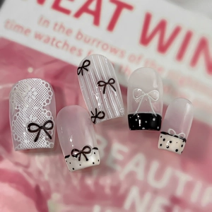 Autocollants ongles avec texture dentelle, nœuds papillons et pois pour un style chic