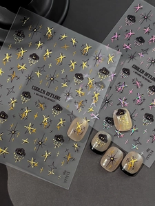 Détail d'autocollants à ongles en losange avec motifs d'étoiles et de nuages éclair