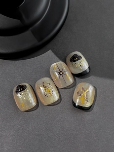 Détail d'autocollants pour ongles œil de chat aux motifs de nuages et étoiles dorés