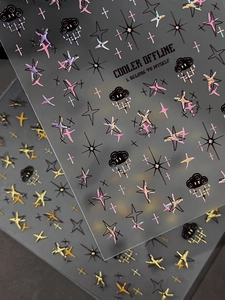 Détails macro des autocollants holographiques pour ongles avec étoiles et nuages