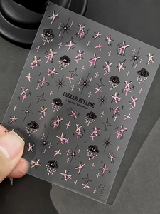 Détail macro de stickers laser pour ongles avec étoiles roses et nuages de dessin animé