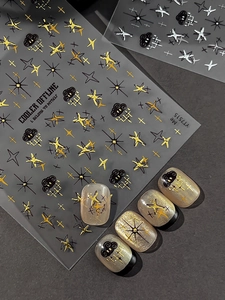 Vue macro de stickers nail art étoiles avec détails métalliques en relief 3D chic