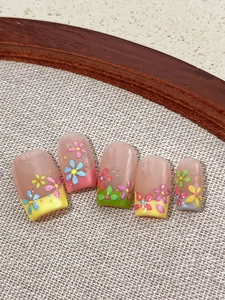 Détails de faux ongles floraux avec pointes French colorées et accents de fleurs 3D peintes