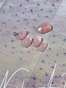 Détail de faux ongles rose œil de chat avec papillons et autocollants YT7420 Pro assortis