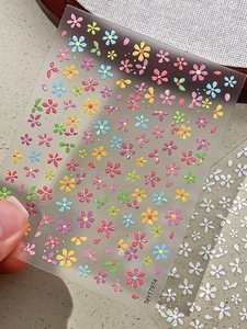 Gros plan de stickers pour ongles à motifs floraux et fleurs de cerisier colorées TeY7974