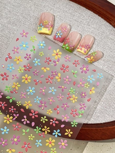Gros plan de stickers à ongles 5D gaufrés avec reliefs floraux colorés de style bonbon