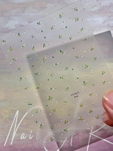 Macro d'autocollants pour ongles style français avec feuilles vertes et paillettes argent