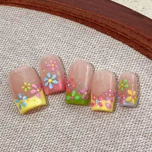 Patchs d'ongles nude avec motifs floraux 3D colorés en relief sur fond de lin texturé