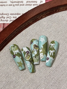 Primo piano di adesivi 3D per nail art con motivo camouflage e fiocchi in rilievo