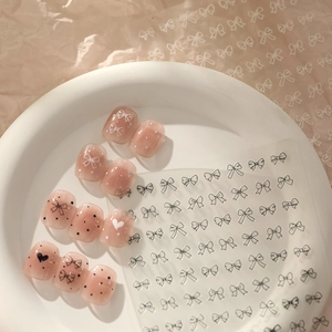 Autocollants nail art nœuds mignons avec faux ongles roses et motifs cœurs dessinés main