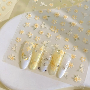 Détails de stickers à ongles fleurs jaunes avec motifs 3D gaufrés et perles chic
