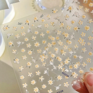 Détail des stickers ongles YT3724 avec fleurs jaunes et petites feuilles blanches
