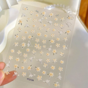 Gros plan des stickers nail art YT3724 avec motifs de fleurs 3D jaunes et blanches
