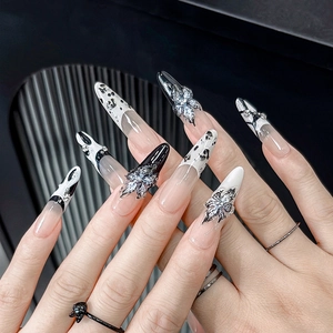 3D Schmetterling Prägung Stiletto Kunstnägel in Schwarz Weiß und Silber Chrom-Optik