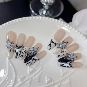 Detailansicht handgefertigter Kunstnägel mit Leopardenmuster und floralen Motiven
