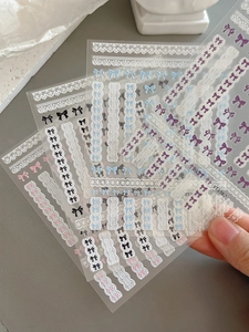 Gros plan d'autocollants 3D pour ongles à texture pull avec nœuds et motifs dentelle