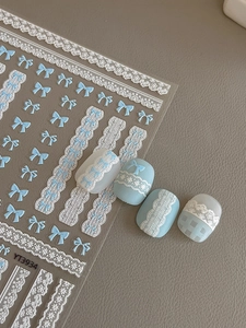 Détails de nœuds bleu clair et dentelle blanche autocollants sur faux ongles mats