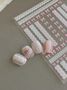 Stickers à ongles 5D avec motifs de dentelle blanche et nœuds roses sur ongles mats
