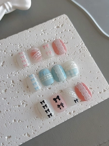 Détail de stickers à ongles 3D mats avec motifs tricotés, nœuds et carreaux bleus