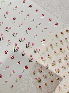 Vue macro d'autocollants pour ongles tulipes dorées avec détails floraux en relief