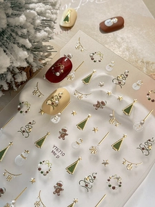Détail de stickers à ongles de Noël avec sapins en relief 3D et perles