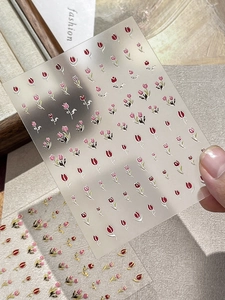Détails d'autocollants pour ongles tulipes bronzantes avec motifs floraux rouges et roses