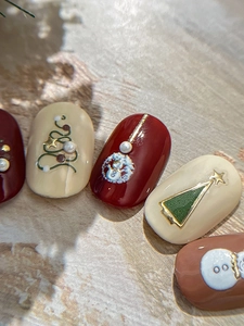 Macro de stickers ongles Noël 2025 avec perles et détails de dorure à l'or fin