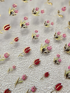 Vue macro d'autocollants pour ongles tulipes avec bords dorés et texture 3D gaufrée