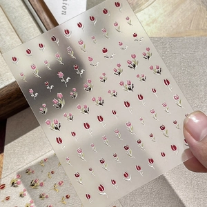 Autocollants nail art tulipe dorée avec motifs floraux rouge et rose sur base transparente