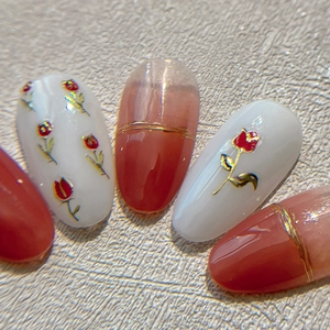 Stickers à ongles avec tulipes dorées et motifs de roses rouges sur fini brillant