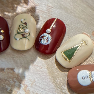 Stickers à ongles de Noël avec perles et motifs d'arbres festifs dorés dorés