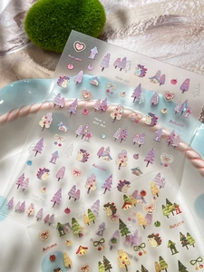 Dettaglio degli adesivi per unghie a tema foresta autunnale con ricci e pini glitter
