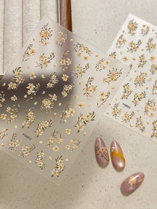 Dettaglio degli adesivi per unghie YT6852 con fiori gialli a rilievo e decorazione