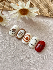 Détail de stickers nail art 3D avec motifs d'ours mignons et de nœuds floraux