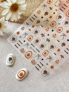 Détails d'autocollants pour ongles ours et nœuds mignons sur des pointes d'ongles