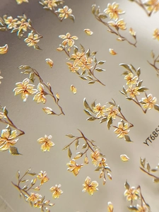 Vista macro di adesivi 3D a rilievo con fiori gialli e dettagli realistici dei petali