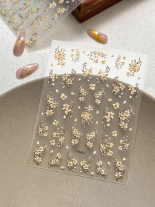 Dettaglio di adesivi per unghie floreali gialli a rilievo per decorazione manicure